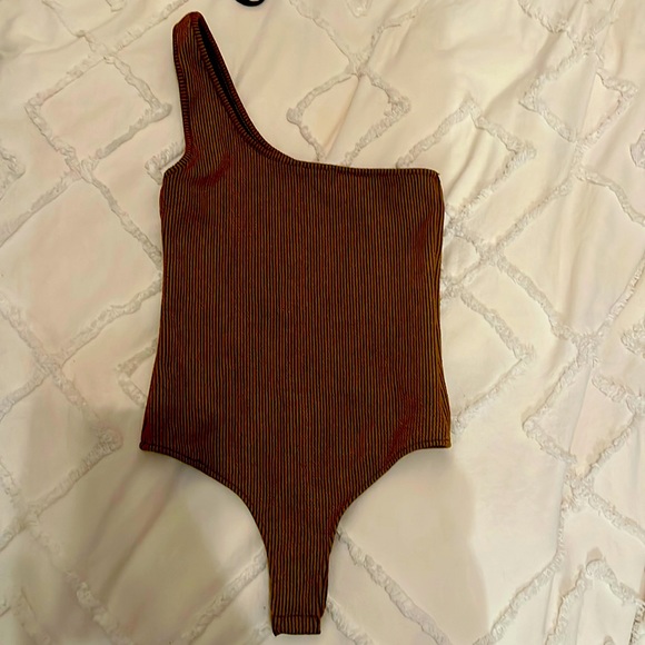 DYNAMITE PLISSE ONE SHOULDER TOP - Picture 1 of 4